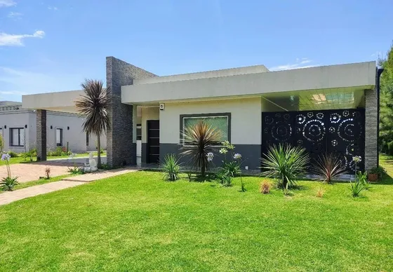 Casa En Venta - 3 Dormitorios 4 Baños - 1258,62mts2 - Ezeiza