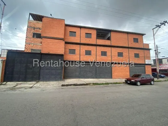 Maribel Morillo Asesor Inmobiliario De Rentahouse Vende Estupendo Edificio; Cercano Avda. Pedro Leon Torres; Con 3 Locales Con Baños; 2 Apartamentos; 1 Penthouse; Ubicado Zona Comercial Del Oestelara