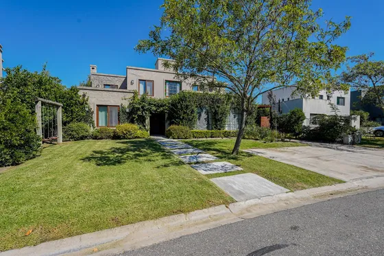 Casa En Venta En El Canton Con Pileta Y Espejo De Agua 