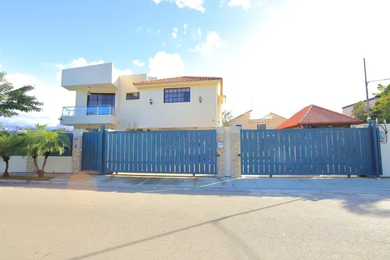 Fantástica Casa De 4 Habitaciones Y Un Inmenso Patio Con Picuzzi Pergolado, Terraza Y Paneles Solares De Venta En Villa María! [ Video Tour Disponible ]