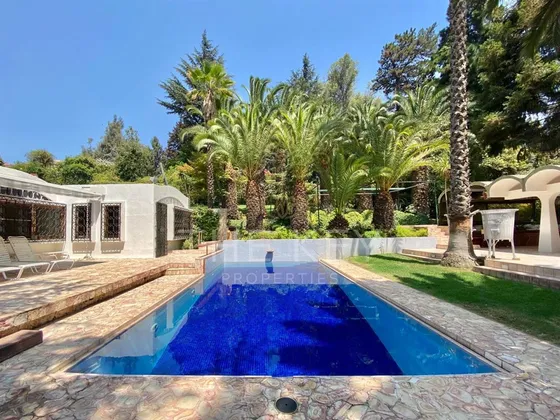 Casa En Venta De 4dorm, 3 Serv, Piscina, Jardin. En Vitacura