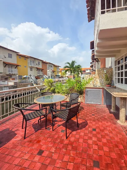 Se Alquila Townhouse Con Canal Con Salida Directa Al Mar. Urbanización Villas Martinique, Distribuido En Cuatro Niveles (sótano, Planta Baja Y Dos Plantas Sup)