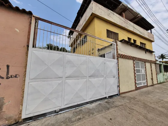 Local Comercial Con Amplia Area Descubierta/casco Central