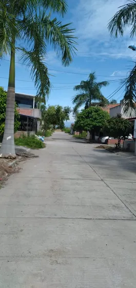 Casa Con Antejardin Y Parq.