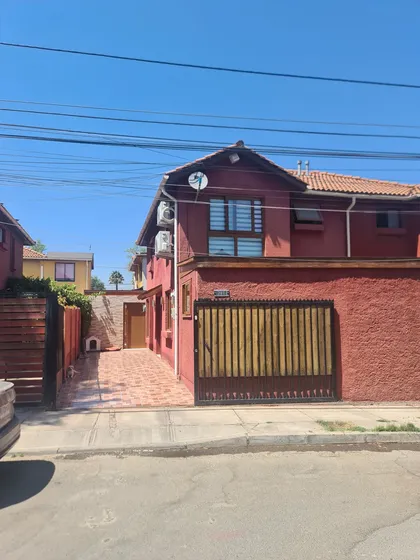 Hermosa Casa En Villa Los Héroes, Comuna De Maipú.