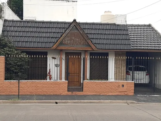Casa Americana 4 Ambientes En Dos Plantas, Con Fondo Libre, Quincho Con Parrilla Y Cochera Para Varios Autos