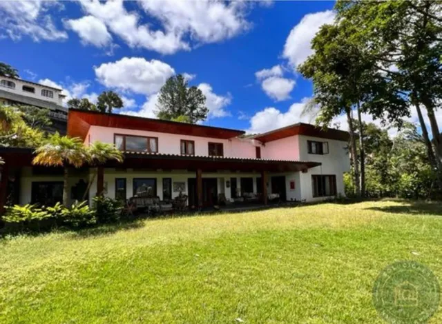 Se Vende Casa 900m2 5h+s/9b/15p Cerro Verde