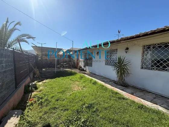 Amplia Casa Sólida,1 Piso Con Amplio Patio.