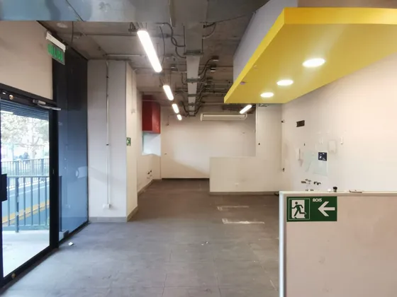 Excelente Local Comercial En Calle Con Alto Flujo Peatonal