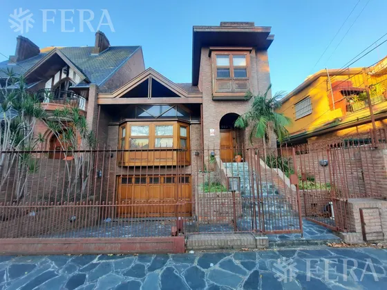 Venta De Casa 5 Ambientes Con Cochera Y Quincho En Bernal