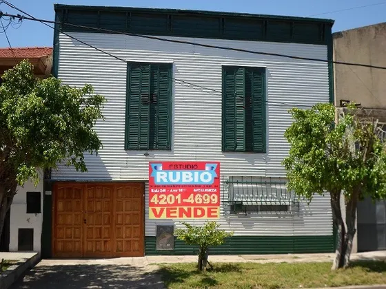 Amplia Casa De Construcción Mixta En 2 Plantas  Con Cochera Y Patio !
