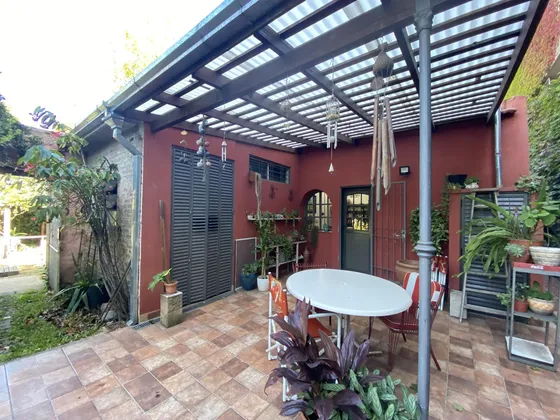 Casa En Banfield, Casa Amplia, Casa Con Jardin Y Quincho