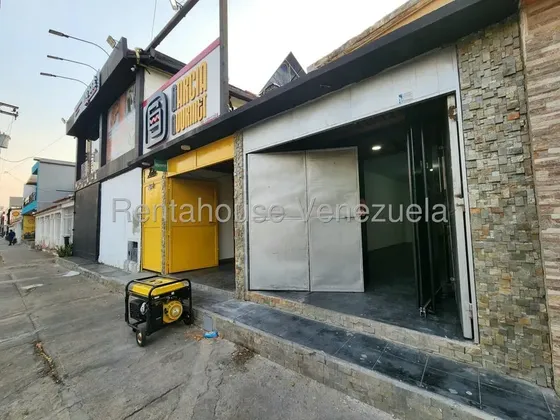 Potencie Su Negocio En La Zona De Mayor Dinamismo Comercial De San Diego. Alquilamos Impecable Local Ubicado Estratégicamente A Pie De Calle En La Av. Don Julio Centeno.