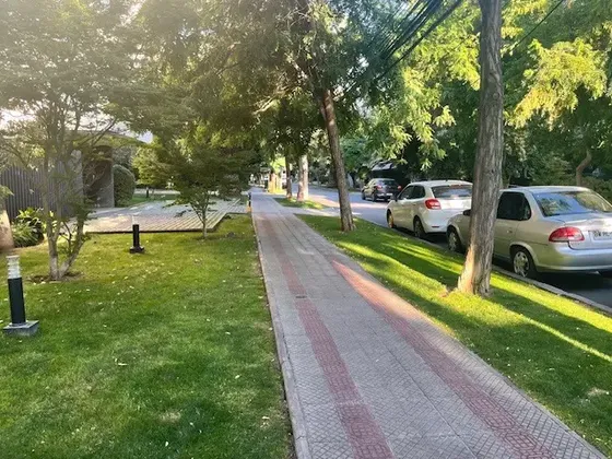 Pocuro Con Los Leones. Estacionamientos Para 1 Auto Y Moto.
