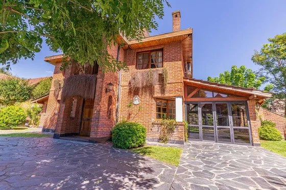 Casa En Venta En Country Banco Provincia Francisco Álvarez Moreno