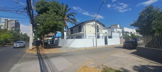 Casa Con Grandes Espacios Para Bodegar En Ñuñoa
