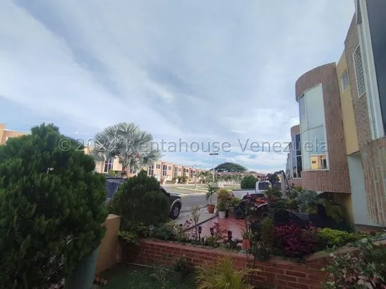 Jv Alquila Vive Tranquilo Con La Comodidad De Centros Comerciales A Minutos De Tu Townhouse. 25-4828 Jun18