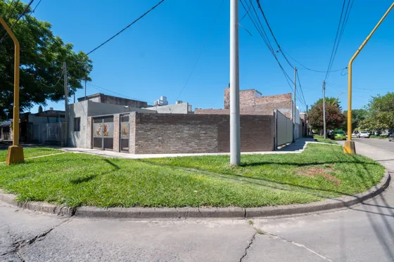 Casa A Refaccionar En Espora Y República De Siria - Barrio Guadalupe Oeste
