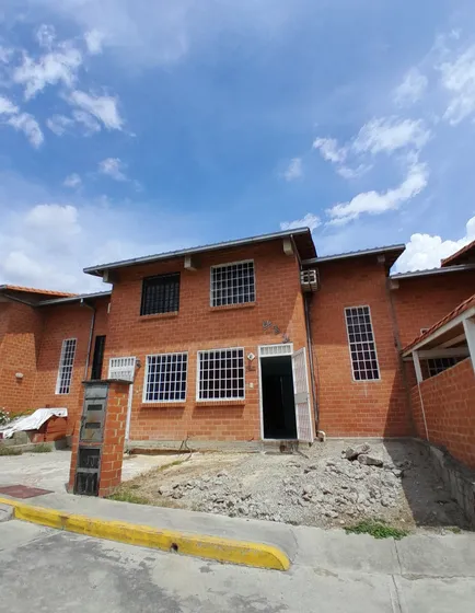 Se Vende Una Casa De 2 Habitaciones, 2 Baños Y 2 Puestos Est