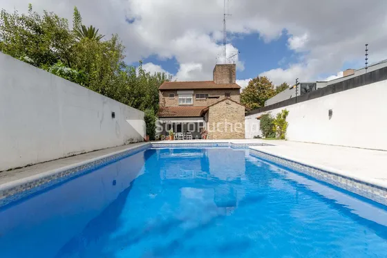 Venta Casa 4 Ambientes Con Jardín Y Piscina En Morón.