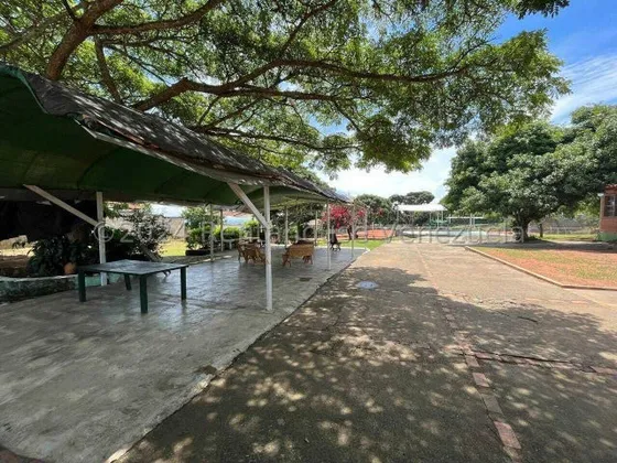 % Raiza Suarez Vende Espectacular Granja De 8.000 Mts 2 En Zona Montañosa De Cabudare, 2 4 1 5 8 3 8, Con Espectaculares Áreas Comunes Con Todos Los Servicios Básicos Operativos                       