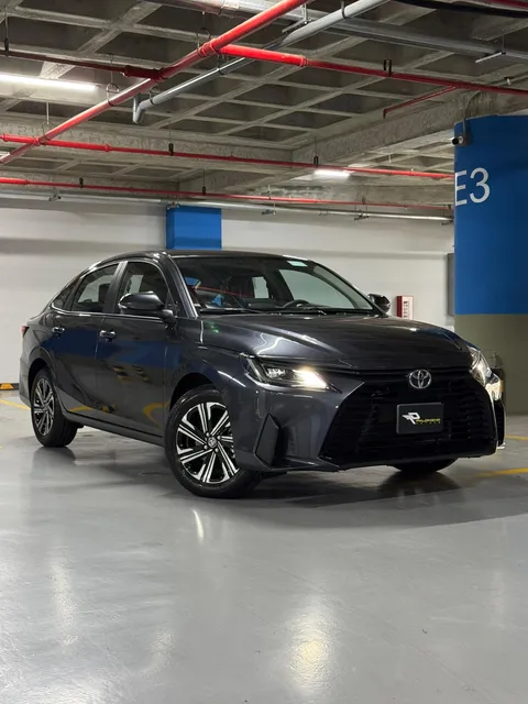 Toyota Yaris Sedán E