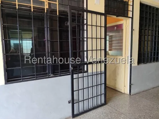 #*25-17232 En Venta Espacioso Local Ubicado En Planta Alta En Centro Comercial En Cabudare, 