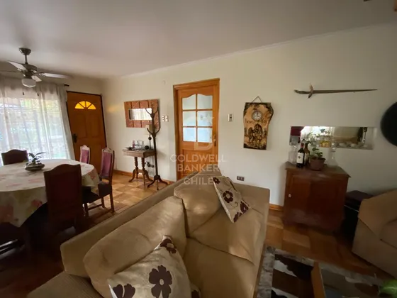Casa Remodelada En Sector Privilegiado De La Reina.