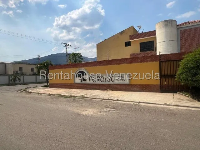 Ab ¡descubre Tu Nuevo Hogar! Este Encantador Townhouse Se Encuentra En Una Zona Tranquila Y Montañosa, Ideal Para Quienes Buscan Un Refugio En La Naturaleza Sin Alejarse De La Comodidad De La Ciudad