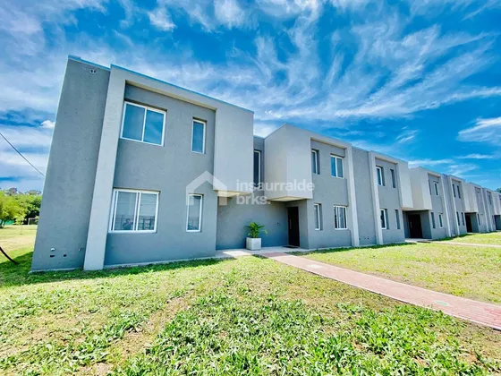 Dúplex A Estrenar En Barrio Cerrado, 3 Dormitorios Y Escritorio! Con Hermoso Jardín!