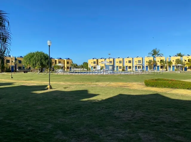 Jmc Townhouse En Venta En Urb. Puerto Encantado 25-14651 Yk