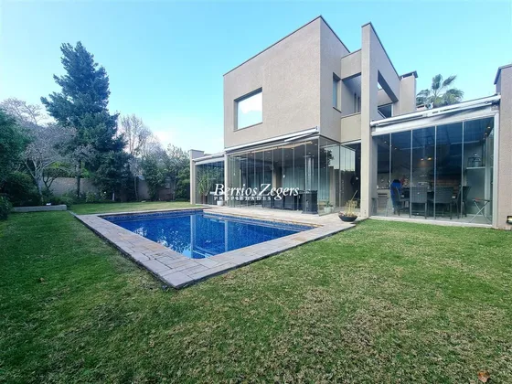 Casa En Venta De 4 Dorm. En Lo Barnechea Santuario Del Valle