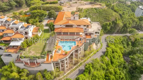 Lote De Terreno En Venta De 10.000m2 Con Casa Principal De 1000m2 Y 5 Townhouses, Piscina, Area De Fiestas, Gym Y Mucho Mas. Exclusividad Familiar Total! Cda 27-4974