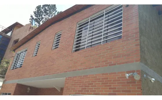 Se Vende Th 250m2 Altos Del Halcón 8892