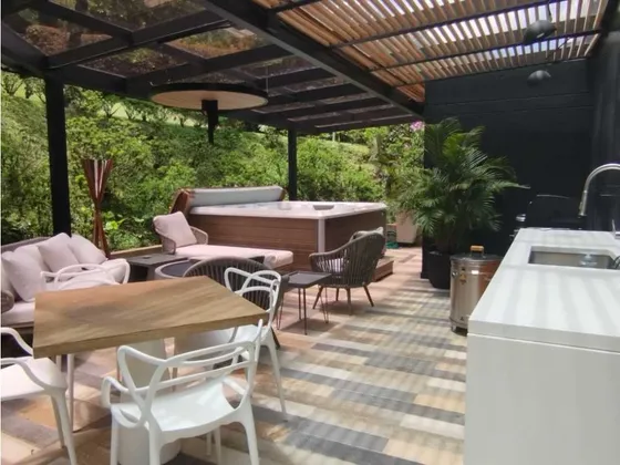 Venta Moderna Casa  En Las Palmas, Con Vista Cerca A La Colegiatura 