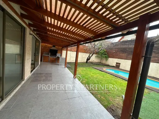 Arrienda Cómoda Casa De 2 Pisos, Con Piscina Y 3 E...