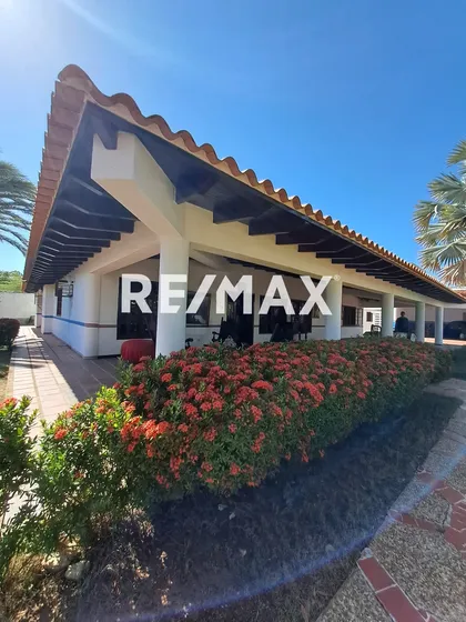 Casa De Un Nivel Con Triple Anexo Independiente En Costa Azul, Municipio Mariño, Isla De Margarita Cod: 0973