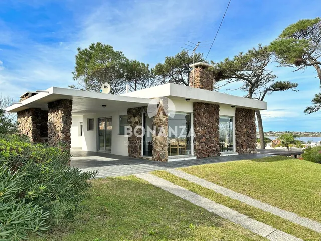 Casa En Venta En San Francisco, Piriápolis. Gran Terreno Proa Con Vista Al Mar. A 3 Cuadras De La Playa. 3 Dormitorios, 2 Baños.