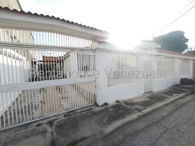 Jip 25-12065. Rent-a-house Vende Cómoda Y Espaciosa Casa De 164,71 Mts2 . Urb Los Samanes, Maracay