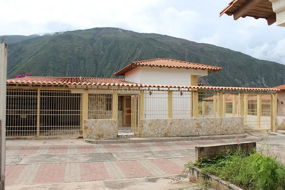 Se Vende Amplia Casa En Lagunillas, Mérida.