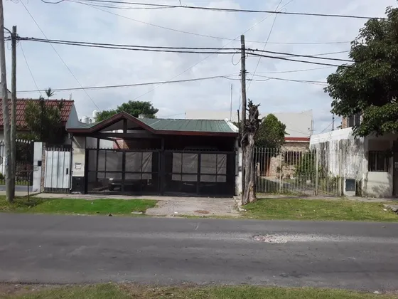 Dos Casas Y Un Galpon Al Fondo!!! Precio Imperdible.