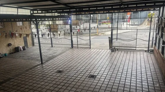 Clientes Directos.luze/ Se Ofrece Local Comercial En Urb Los Colorados/ideal Para Consecionario O Taller Automotriz