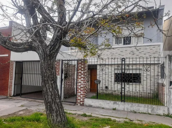 Casa Multifamiliar O Dos Casas Independientes - Lanus