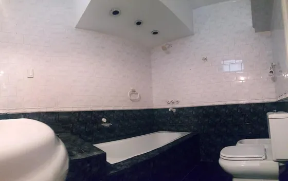 ¡oportunidad Única! La Plata, Bsas. Casa De 2 Pisos Perfecta Para Oficina, Consultorios O Hostel. Ubicación Estratégica