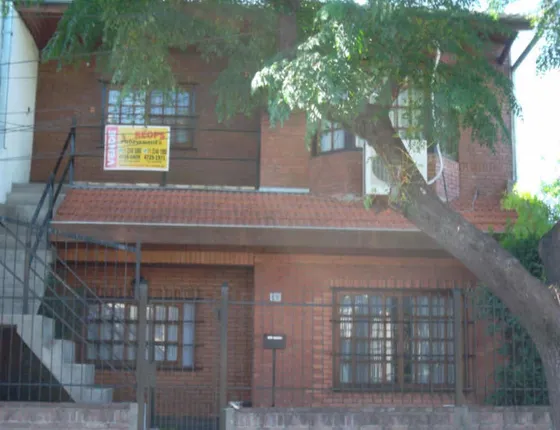 Casa Multifamiliar Con Entradas Independientes