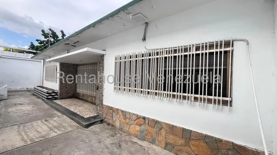 Amplia Casa En Venta En Maracay Urb San Miguel 27-1733 Wjo