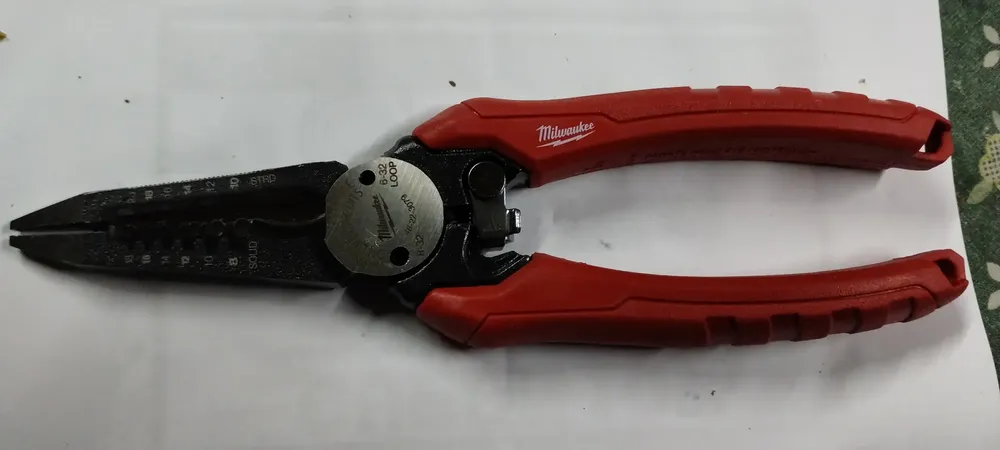 Milwaukee 48-22-3079: Alicate Pelacables 6 En 1 Para Electricistas – Corta, Pela, Escaria Y Hace Bucles – Para Cables Calibre 8-20