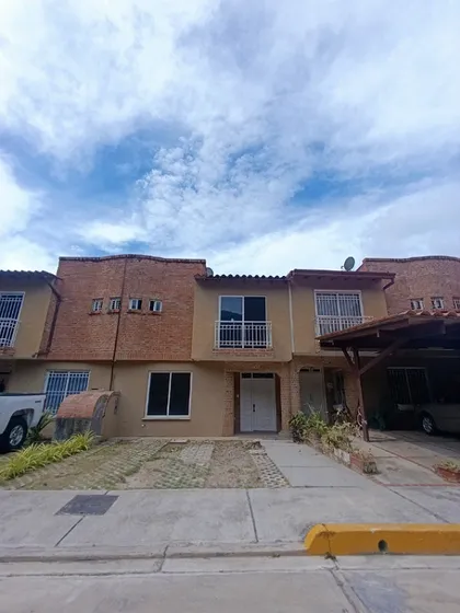 Cr Vende Townhouse En Res Altos Del Rincón, Naguanagua 