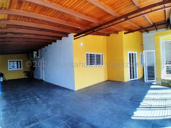 Bella Casa En Venta En Urbanización Privada En La Avenida Aragua Maracay Esta Casa Cuenta Con 3 Habitaciones 3 Baños, Amplio Garaje, Tanque Subterráneo De 10.000 Lts, Cocina Empotrada Para Ser Remodel
