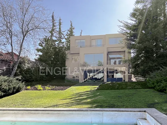 Venta Casa Los Dominicos.  Vista Despejada Y Gran Jardín.